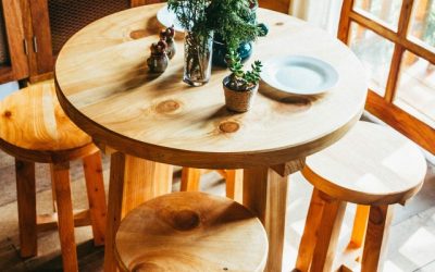 Wat is belangrijk bij het verzorgen van binnenshuis houten meubels?